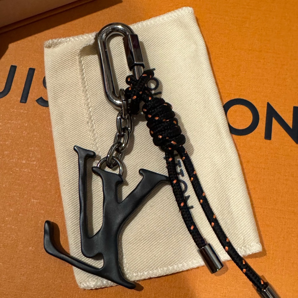 Louis Vuitton LV Shape Rope Bag Charm & Key Holder Metal - Picture 5 of 10